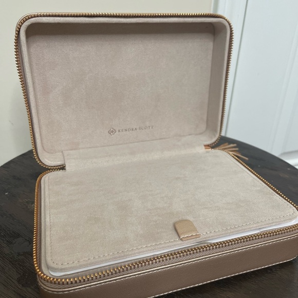 NWT Kendra Scott Medium Travel Jewelry Case in Rose Gold! - Picture 4 of 7